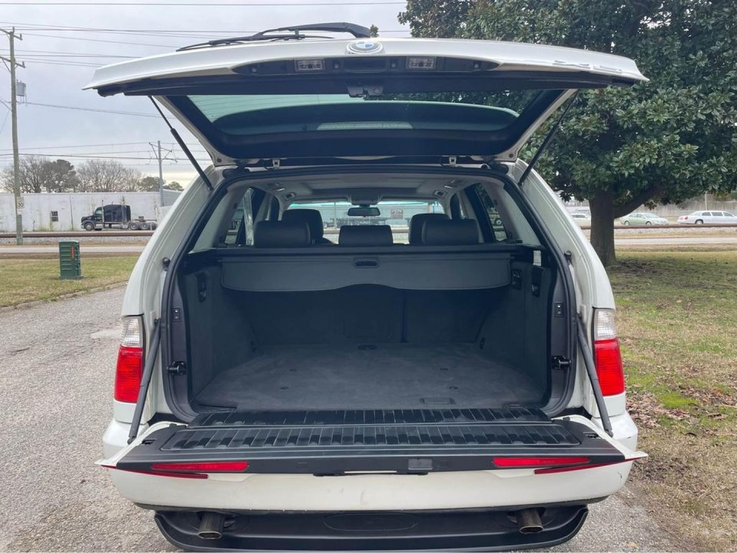 2004 WHITE /Black BMW X5 (5UXFA13514L) with an i6 3.0 engine, Automatic transmission, located at 5700 Curlew Drive, Norfolk, VA, 23502, (757) 455-6330, 36.841885, -76.209412 - Photo#15